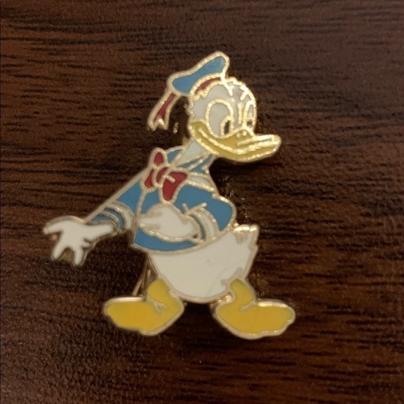 VINTAGE Walt Disney Co.  Donald Duck Pin - Picture 1 of 3